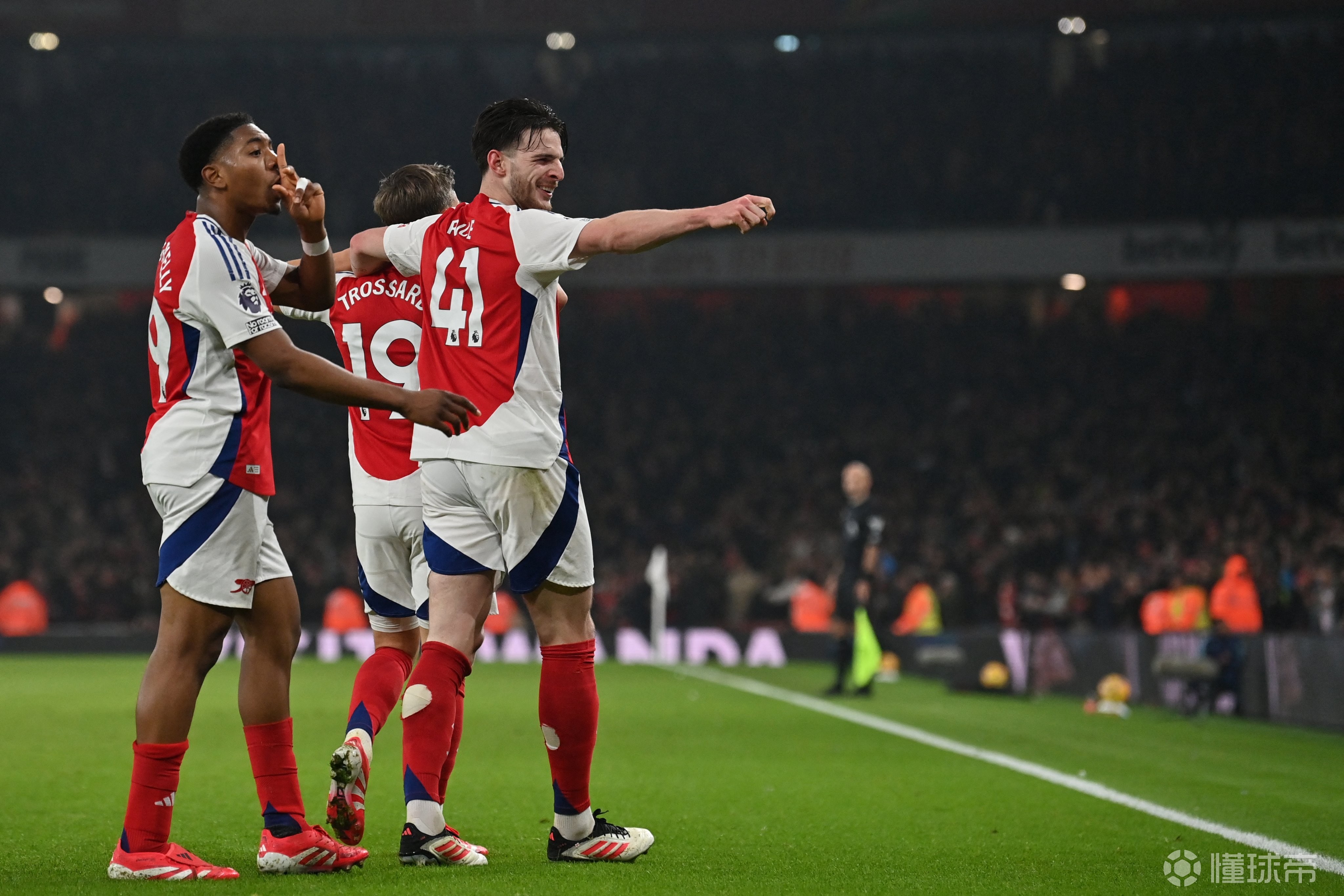 壹号娱乐-曼联成功晋级欧冠八强，士气高涨